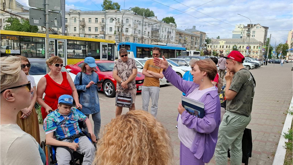 В Воронеже провели литературно-историческую прогулку «Город подвига и славы»