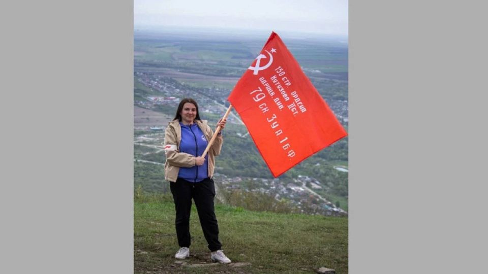 Педагоги из Грибановки установили копию Знамени Победы на горе Машук
