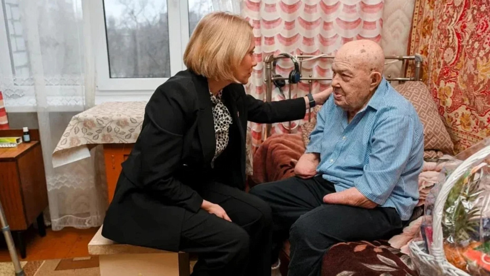 Министр внутренней политики вручила новогодний подарок ветерану Дмитрию Филонову