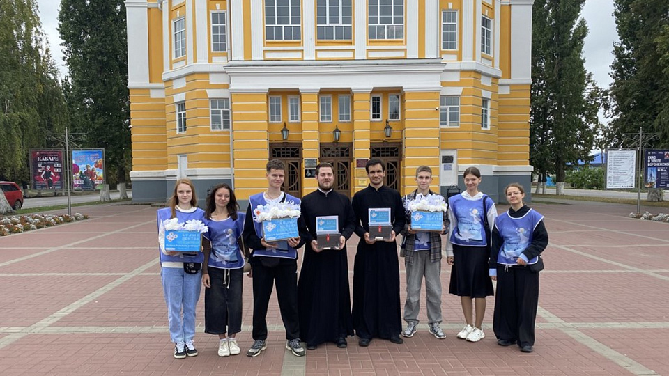В Борисоглебске православная молодёжь провела благотворительную акцию «Белый цветок»