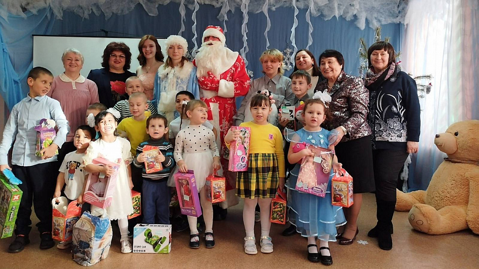 Воронежские студенты поздравили детей из Нижнедевицкого социально-реабилитационного центра