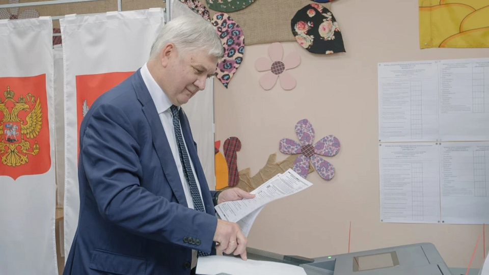 Губернатор проголосовал на выборах депутатов Воронежской областной и городской дум
