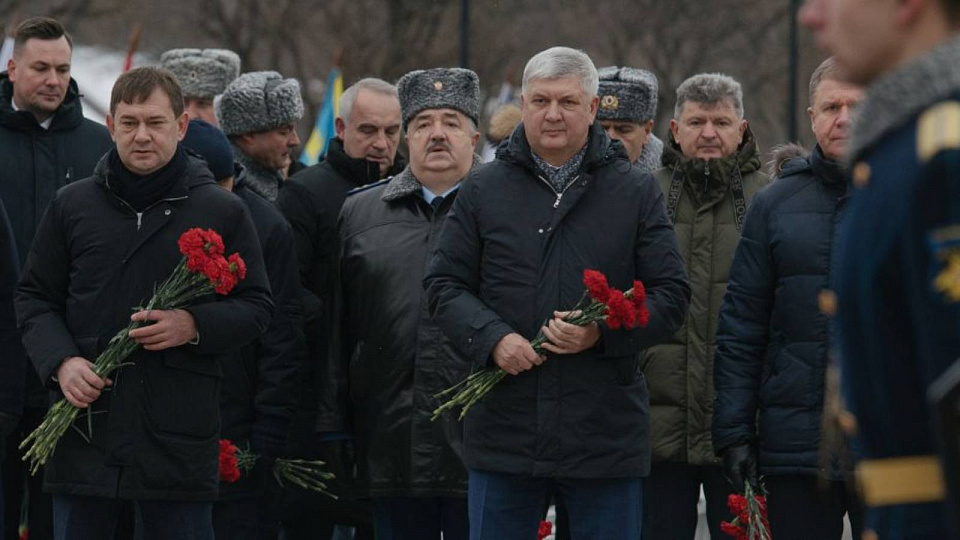 Губернатор в Воронеже возложил цветы к Могиле Неизвестного Солдата
