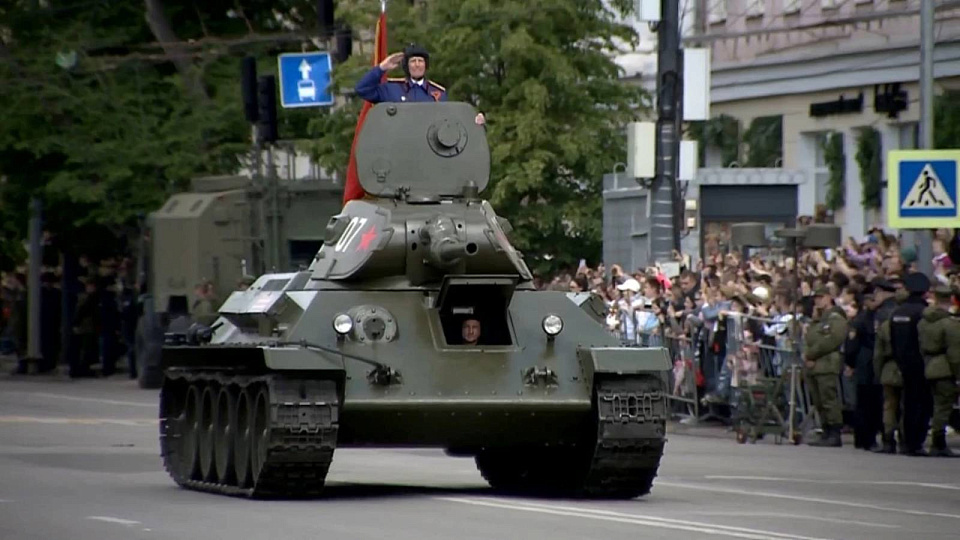 В Воронеже на танке Победы проехал 100-летний ветеран Великой Отечественной войны Николай Борисов