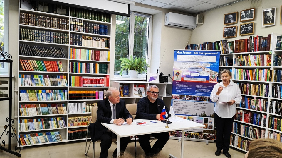 «Мир не идеален, но изменить его к лучшему можем только мы сами» «Мир не идеален, но изменить его к лучшему можем только мы сами»