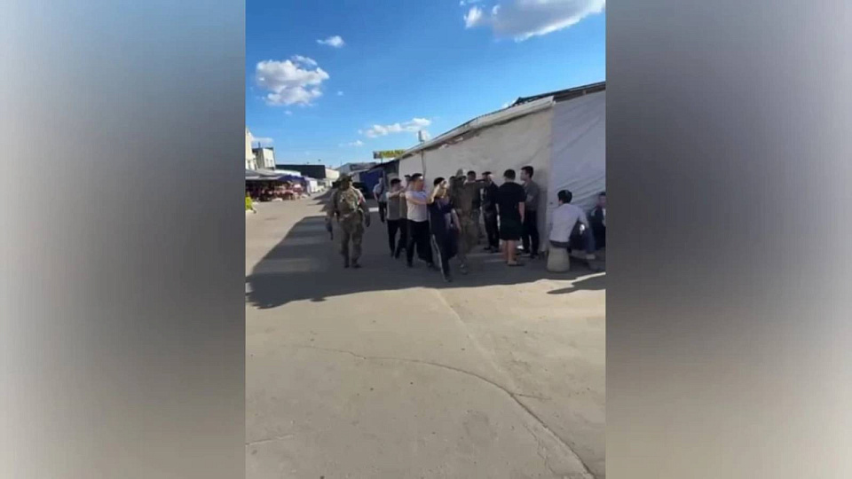 В Воронеже на Остужевском рынке выявили нелегальных мигрантов из Вьетнама 