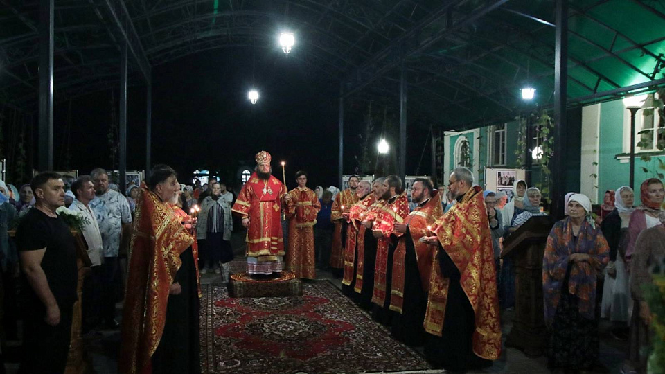 В храме Серафимо-Саровского мужского монастыря почтили память святых Царственных страстотерпцев