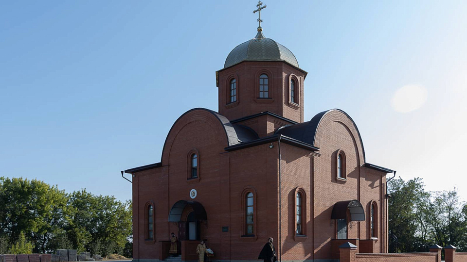 В Подгоренском районе митрополит Воронежский и Лискинский Леонтий освятил Воскресенский храм