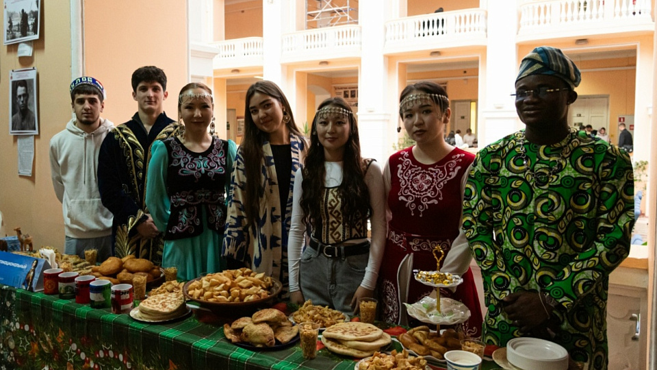 В Воронеже прошла интернациональная студенческая ярмарка в поддержку бойцов СВО