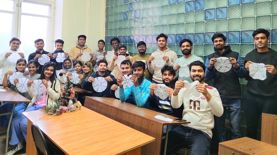 В Воронеже иностранных студентов познакомили с новогодними традициями России