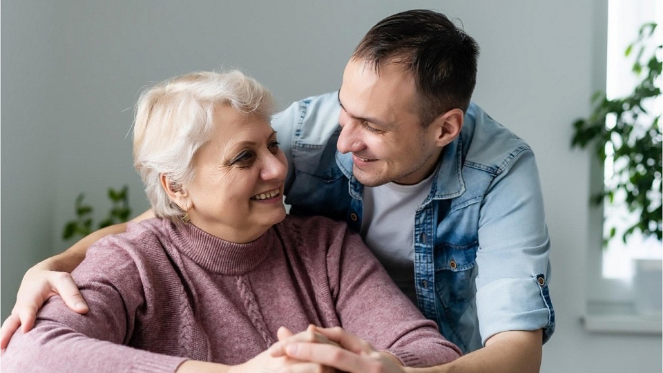 Мамы чаще и больше денег переводят взрослым сыновьям