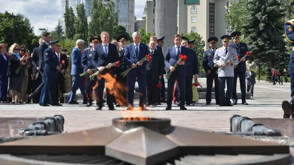 Губернатор в канун Дня памяти и скорби почтил память павших в годы Великой Отечественной войны