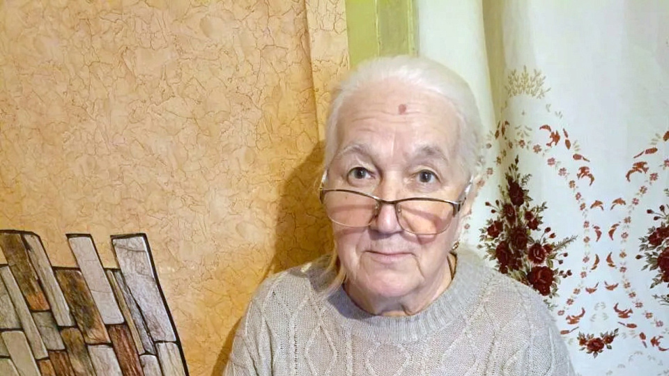 Азиза Самарская вместе с соседками связала 80 пар носков для бойцов СВО