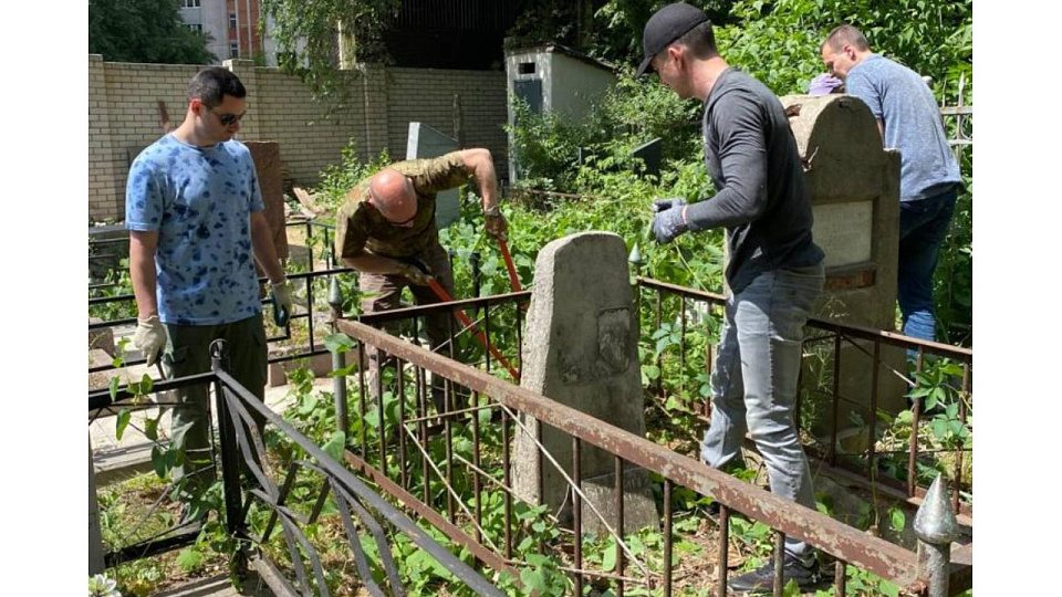 На Воронежском еврейском кладбище провели уборку территории