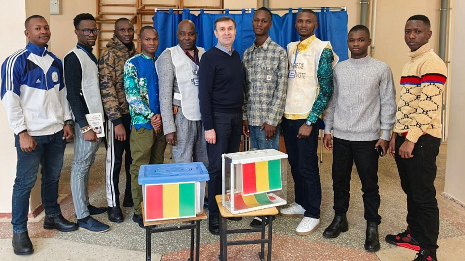 Воронежцев поблагодарили за организацию голосования на выборах президента Гвинеи