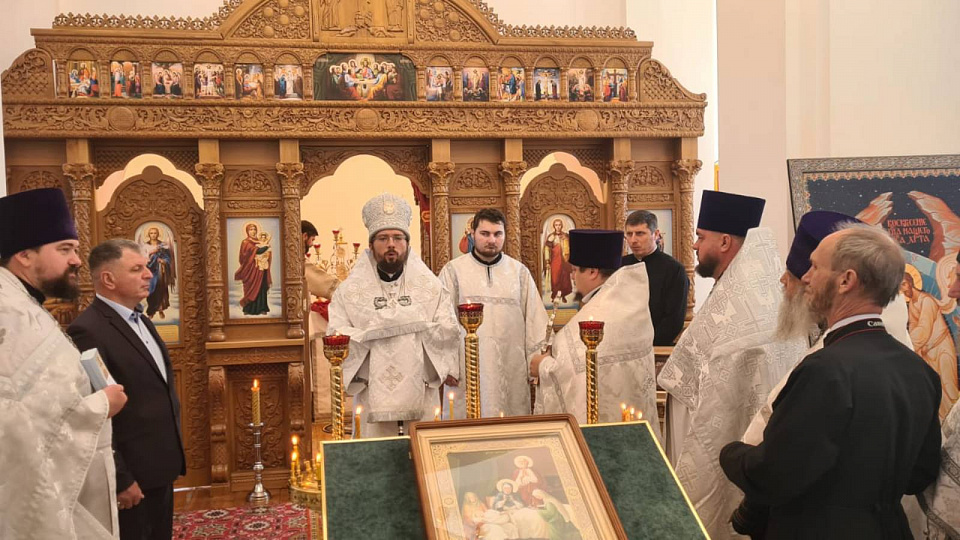 Епископ Дионисий освятил Троицкий храм в Новомеловатке