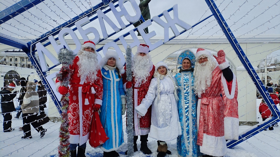В Воронеже в двенадцатый раз провели яркий парад Дедов Морозов