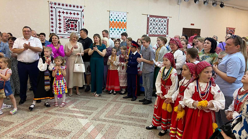 Чем изба красна?